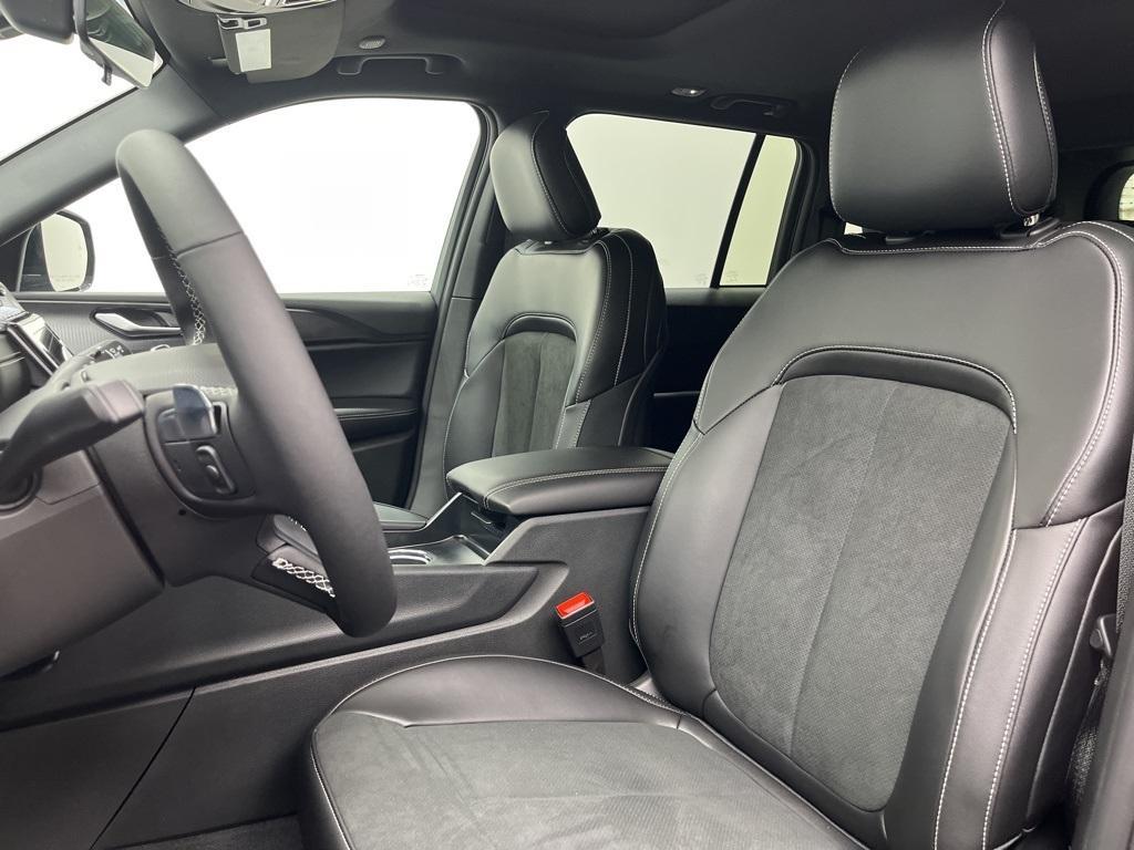 new 2025 Jeep Grand Cherokee car, priced at $39,000