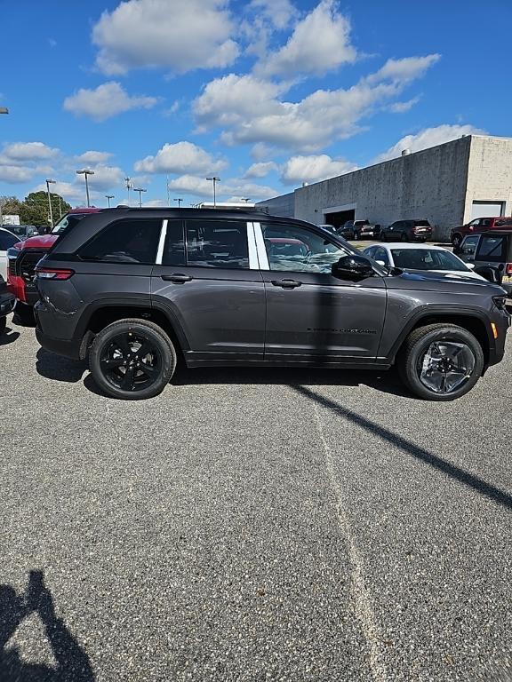 new 2025 Jeep Grand Cherokee car, priced at $47,000