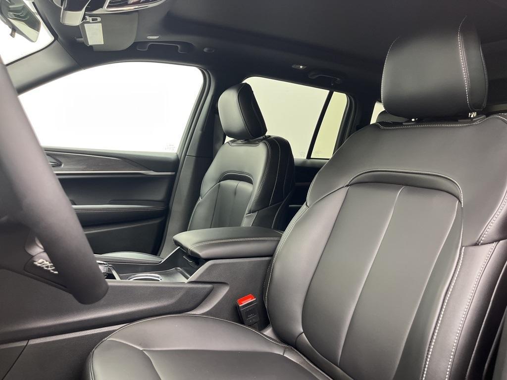 new 2025 Jeep Grand Cherokee car, priced at $45,000