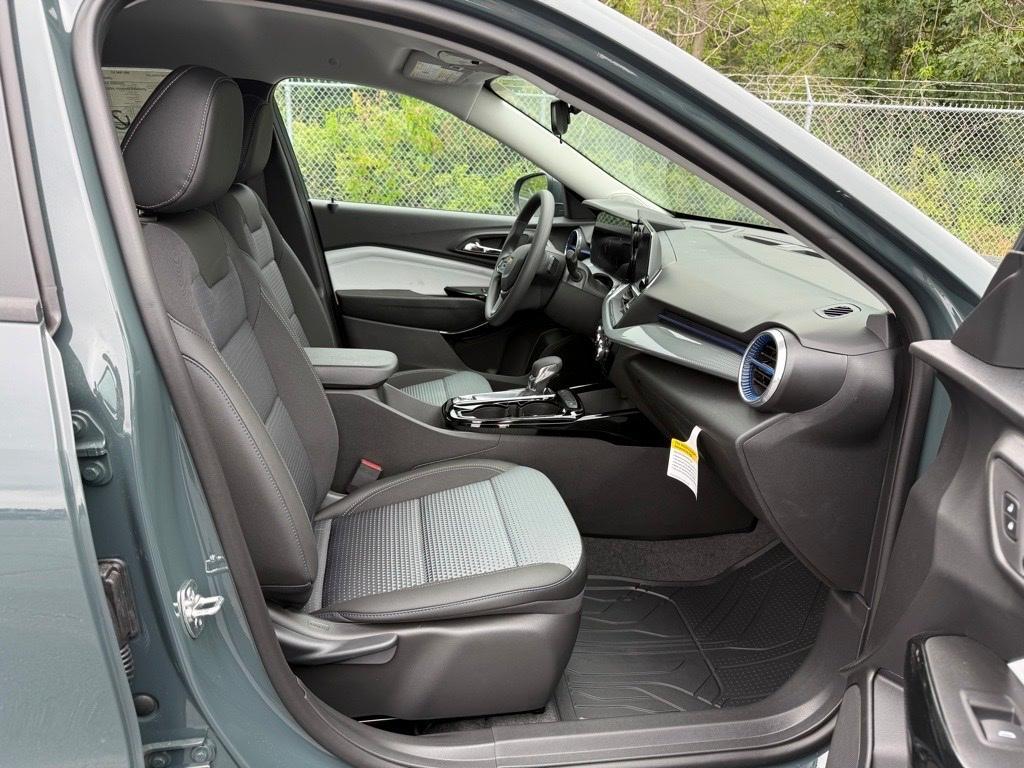 new 2025 Chevrolet Trax car, priced at $24,335
