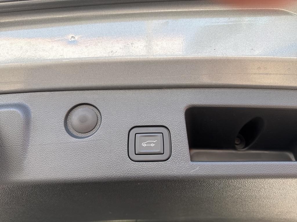 used 2025 Chevrolet Equinox car, priced at $31,989