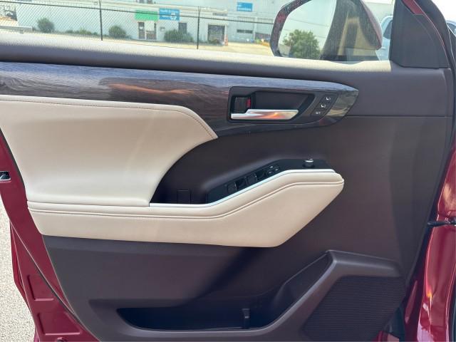 used 2021 Toyota Highlander car, priced at $39,405