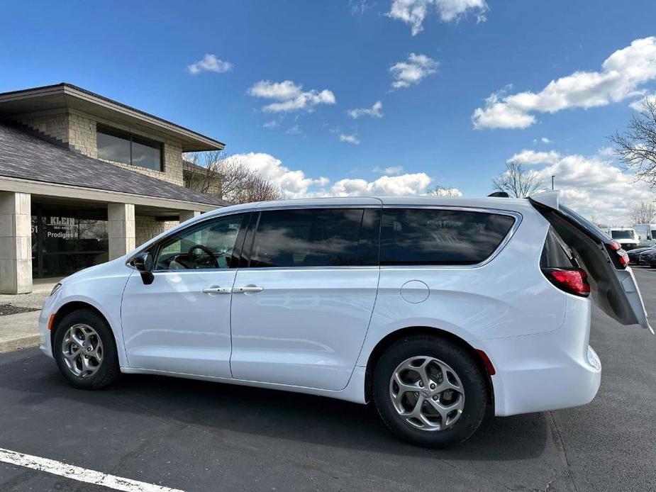 new 2024 Chrysler Pacifica car, priced at $47,178