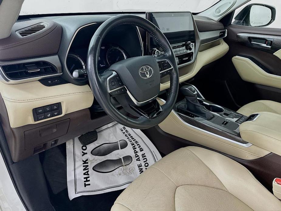 used 2020 Toyota Highlander Hybrid car, priced at $30,899