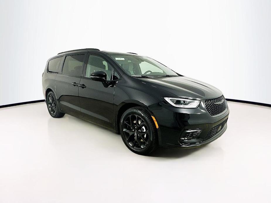 new 2024 Chrysler Pacifica car, priced at $53,015