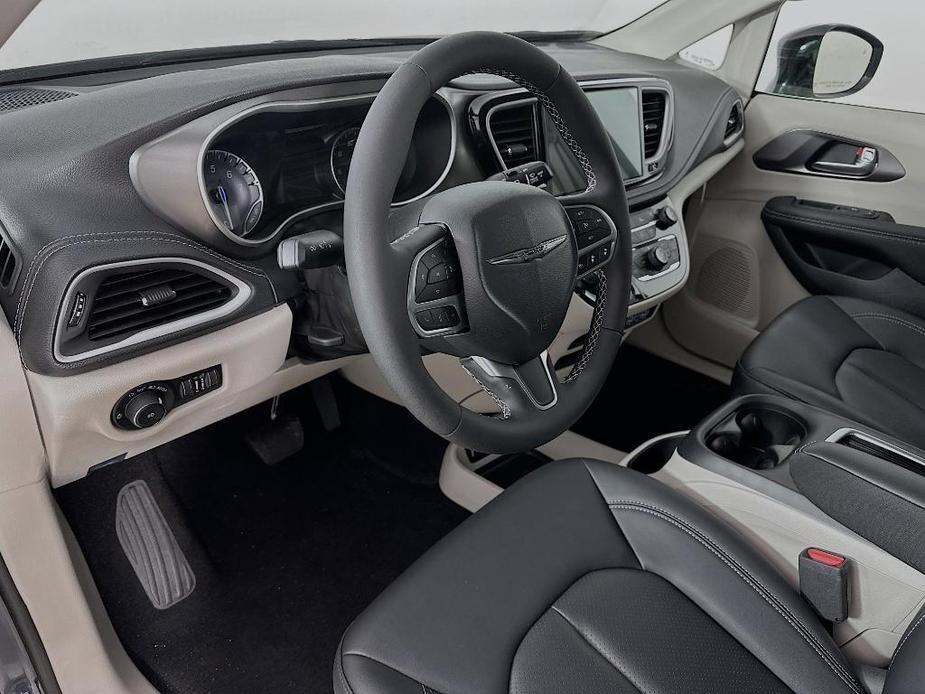 new 2024 Chrysler Pacifica car, priced at $45,907