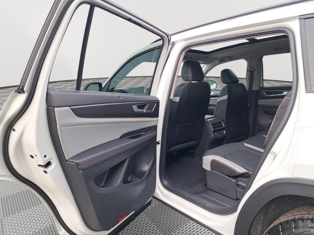 new 2025 Volkswagen Atlas car, priced at $40,997