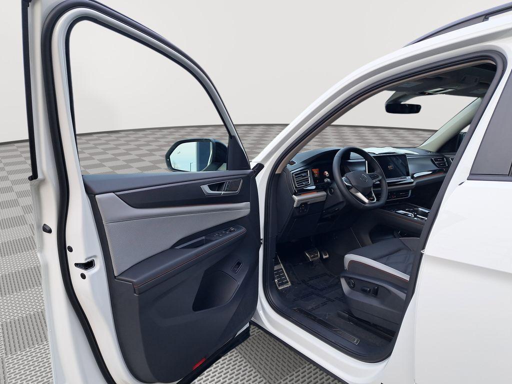 new 2025 Volkswagen Atlas car, priced at $40,997