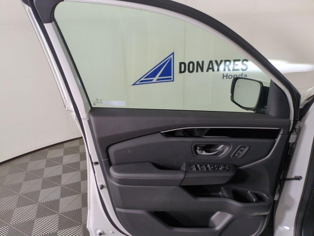 new 2025 Honda Pilot car, priced at $52,549