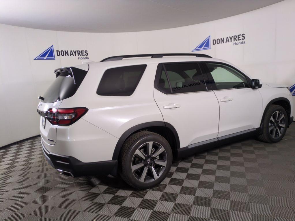 new 2025 Honda Pilot car, priced at $52,549