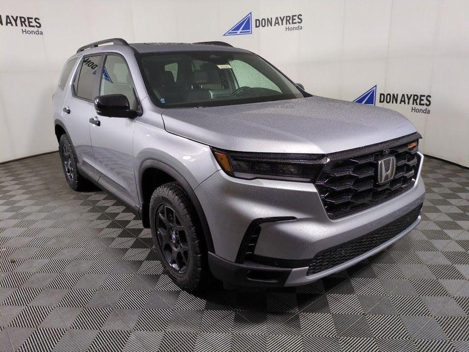 new 2025 Honda Pilot car, priced at $51,580