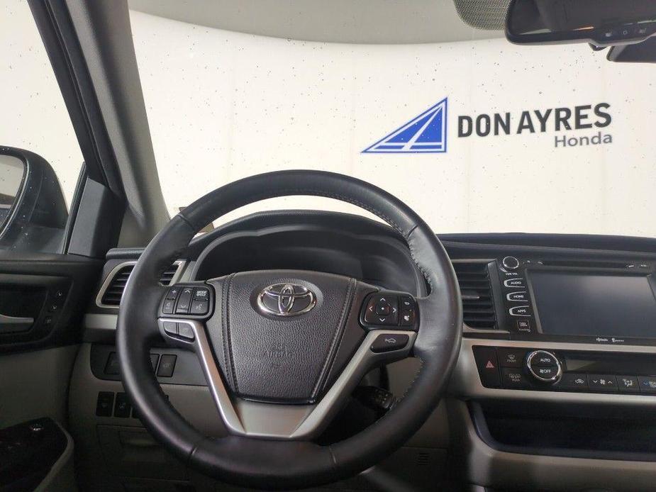 used 2015 Toyota Highlander car, priced at $13,999