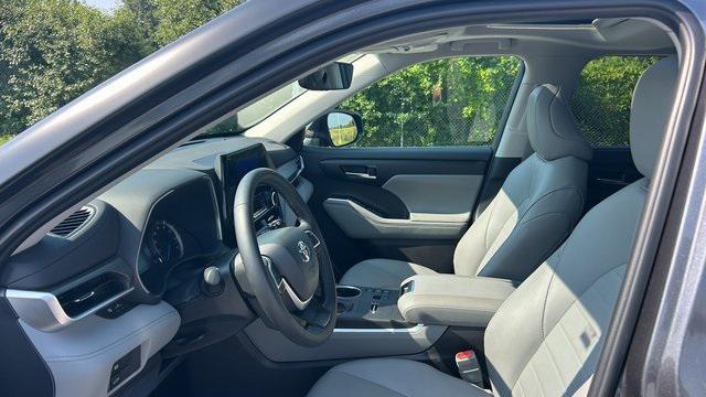 used 2025 Toyota Highlander Hybrid car, priced at $49,500