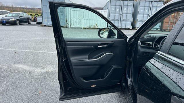 used 2024 Toyota Highlander car, priced at $39,900