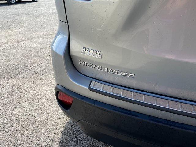used 2017 Toyota Highlander car, priced at $17,404