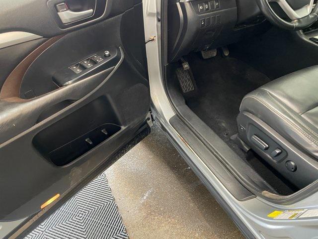 used 2017 Toyota Highlander car, priced at $17,404