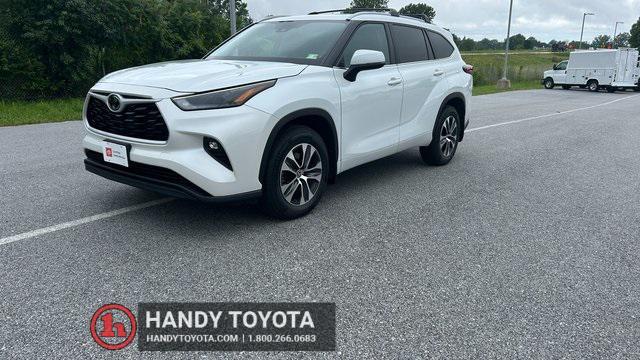 used 2022 Toyota Highlander car, priced at $39,000