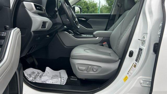 used 2022 Toyota Highlander car, priced at $39,000