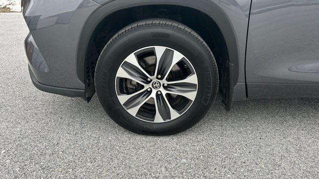 used 2021 Toyota Highlander car, priced at $33,200