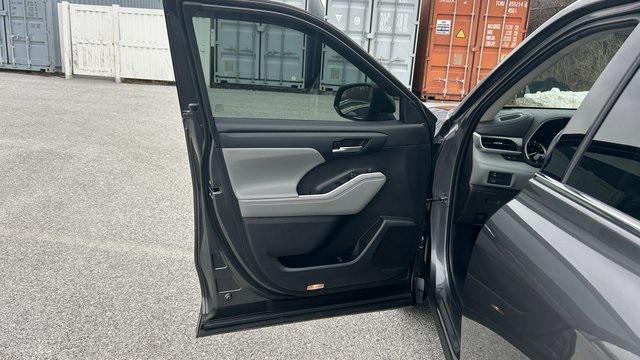 used 2021 Toyota Highlander car, priced at $33,200