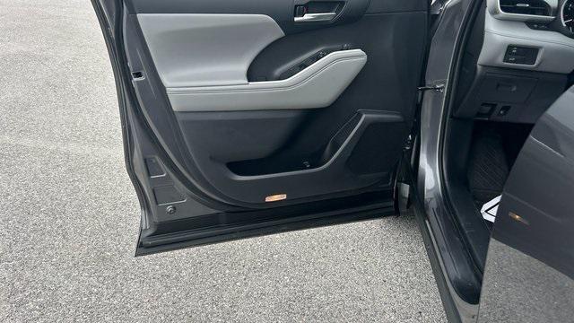 used 2021 Toyota Highlander car, priced at $33,200