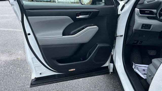 used 2023 Toyota Highlander car, priced at $37,900