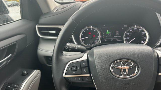 used 2023 Toyota Highlander car, priced at $38,500