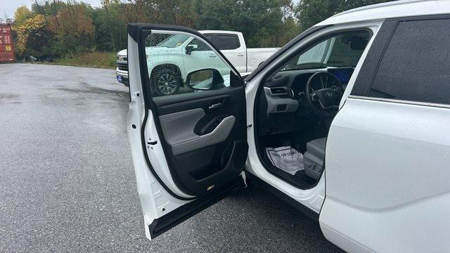 used 2023 Toyota Highlander car, priced at $38,500