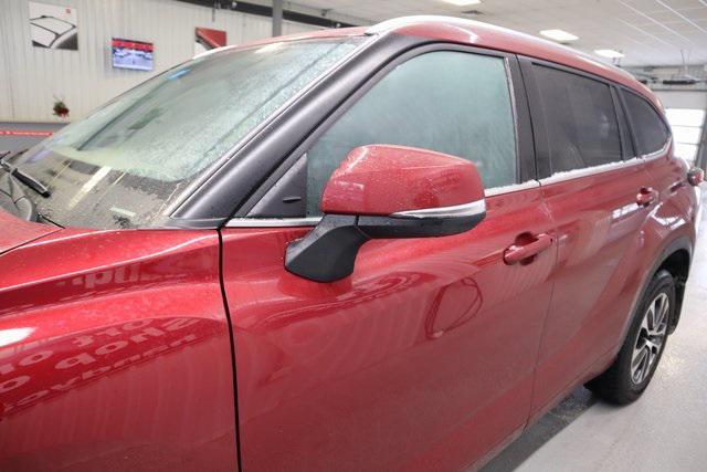 used 2021 Toyota Highlander car, priced at $34,472