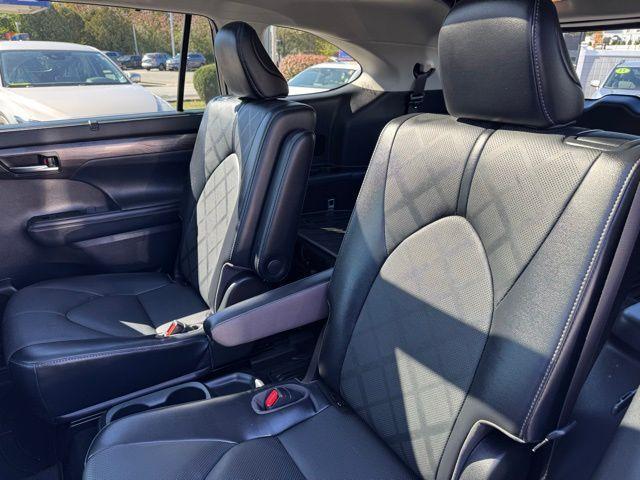 used 2022 Toyota Highlander car, priced at $35,990