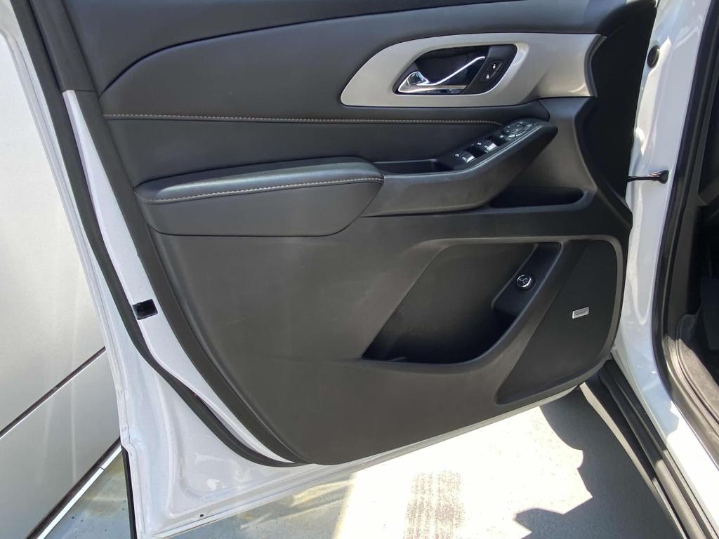 used 2021 Chevrolet Traverse car, priced at $22,997