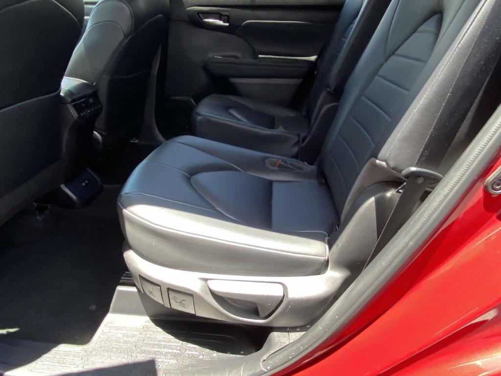 used 2023 Toyota Highlander car, priced at $38,394