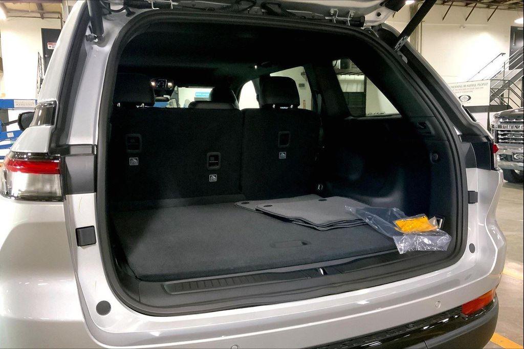 new 2025 Jeep Grand Cherokee car, priced at $37,269