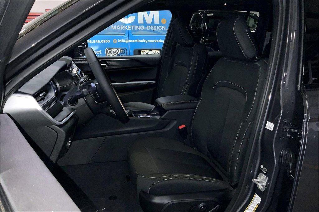 new 2025 Jeep Grand Cherokee car, priced at $34,918