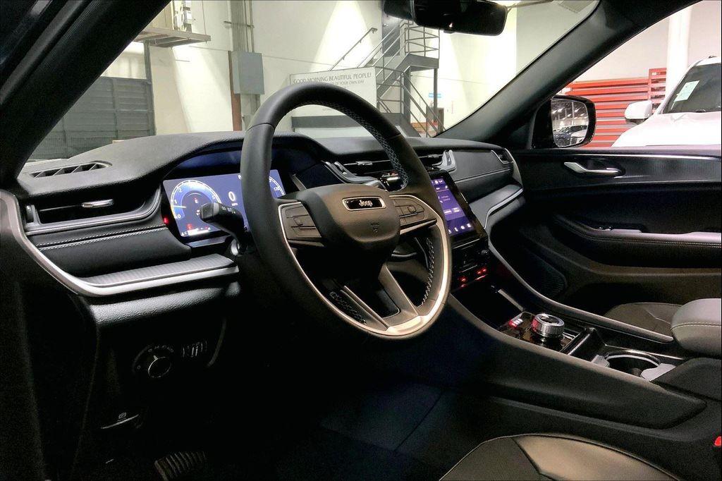 new 2025 Jeep Grand Cherokee car, priced at $38,140