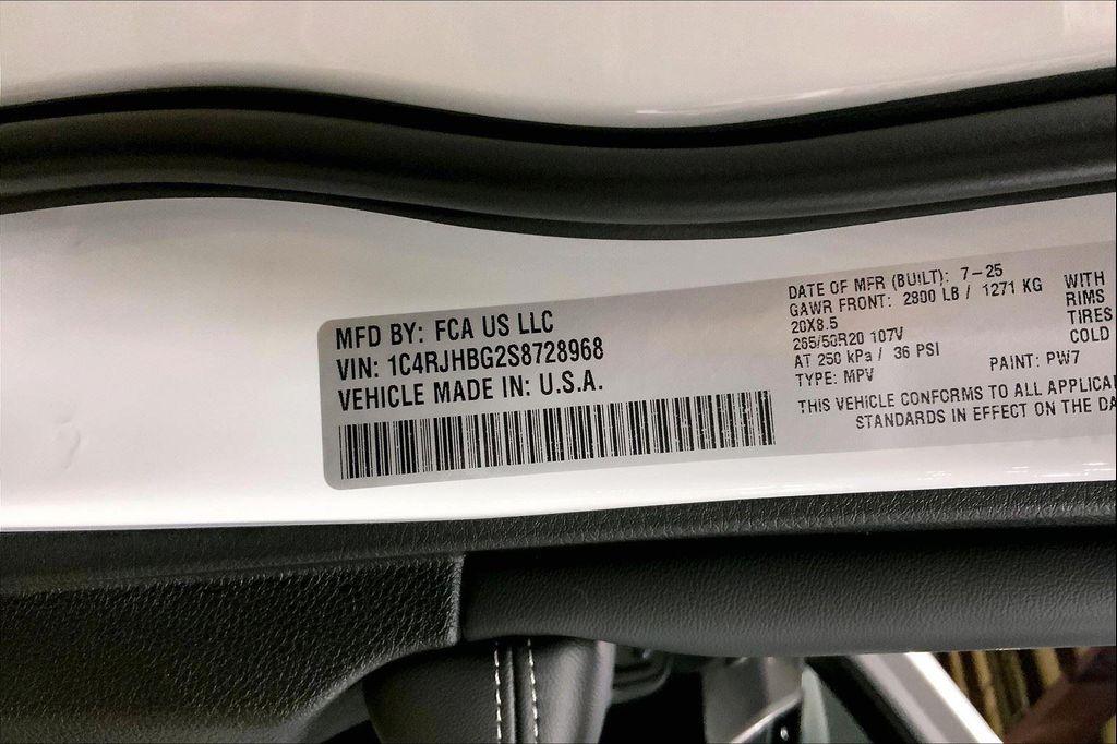 new 2025 Jeep Grand Cherokee car, priced at $43,916