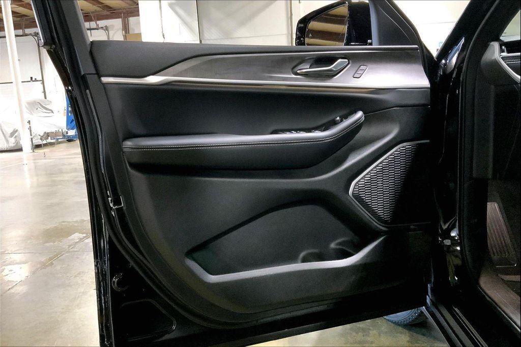 new 2025 Jeep Grand Cherokee car, priced at $46,795