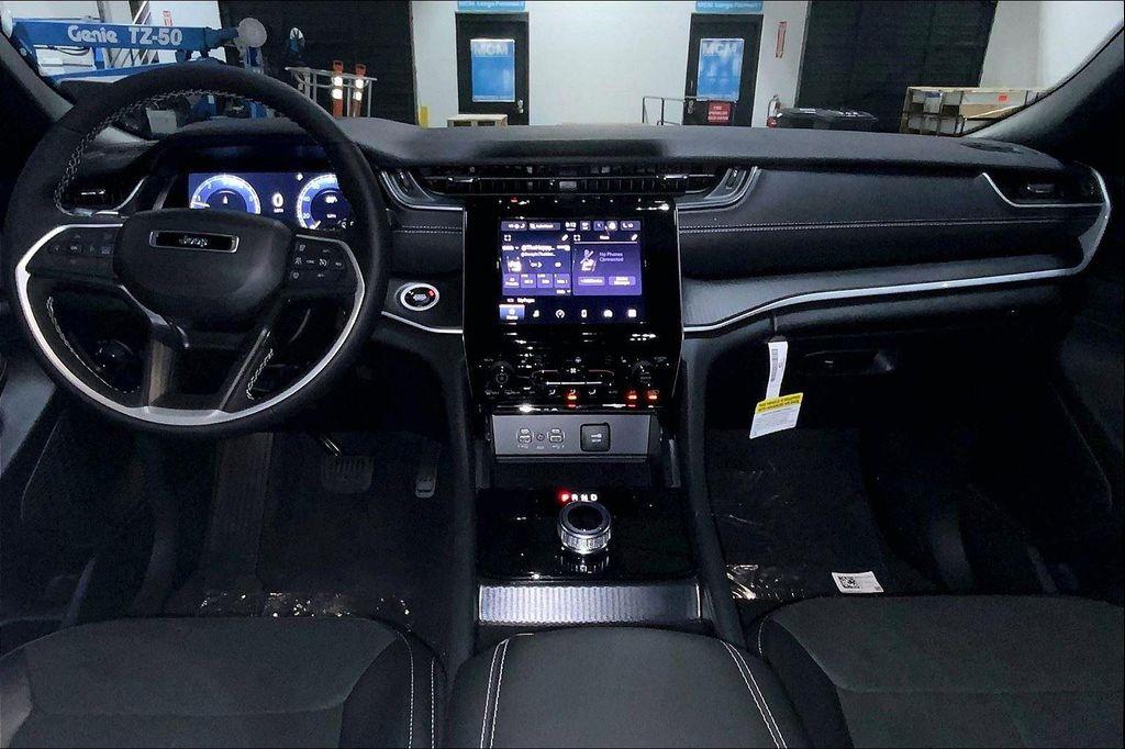 new 2025 Jeep Grand Cherokee car, priced at $38,140