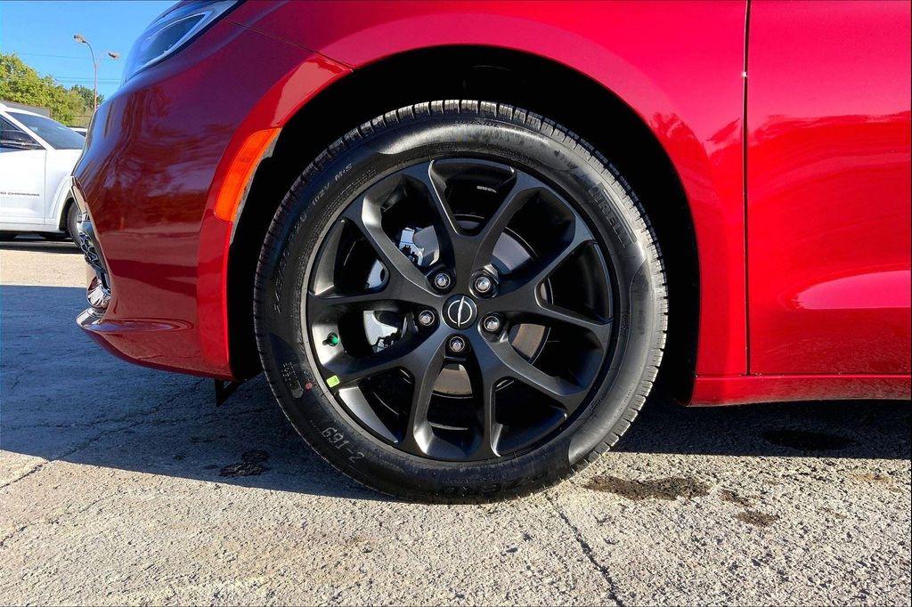 new 2026 Chrysler Pacifica car, priced at $42,894
