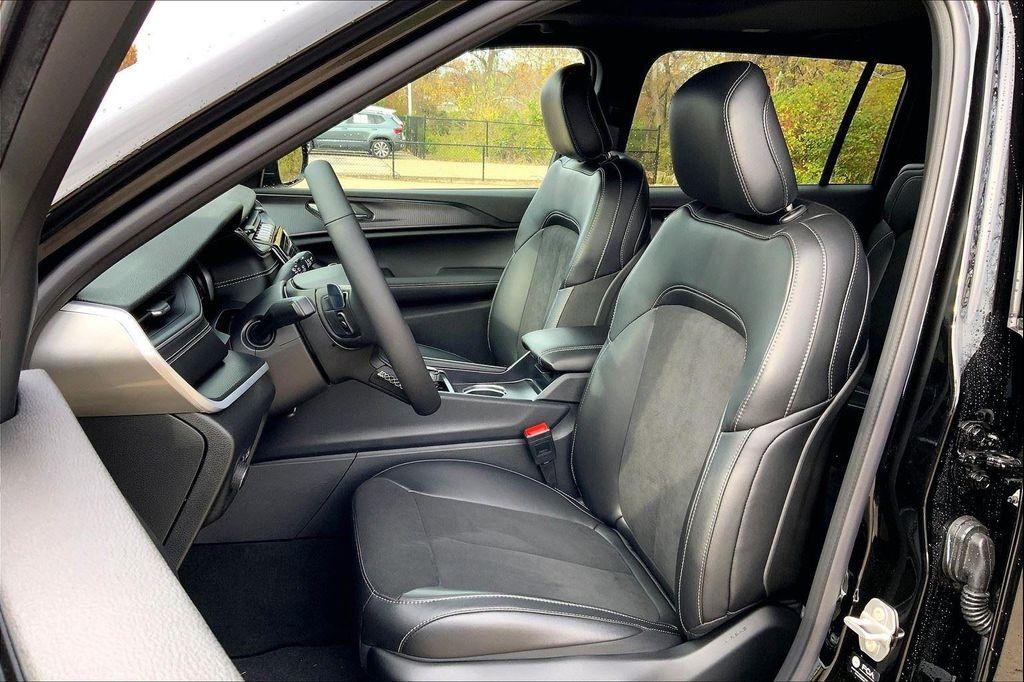 new 2025 Jeep Grand Cherokee L car, priced at $40,100