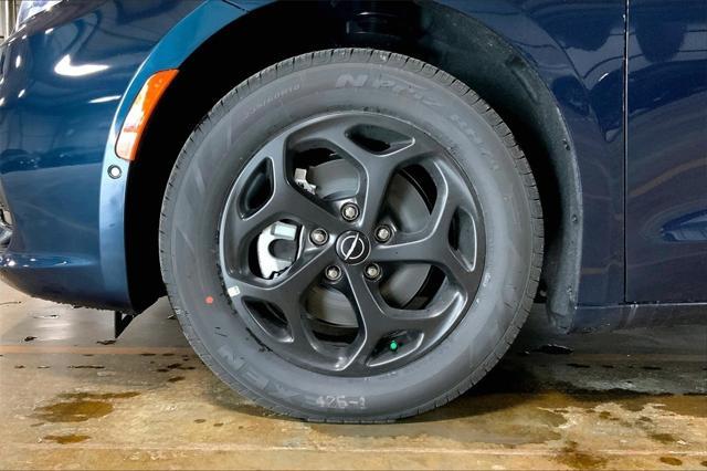 new 2025 Chrysler Pacifica Hybrid car, priced at $45,231