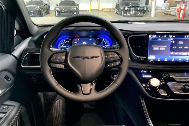 new 2025 Chrysler Pacifica Hybrid car, priced at $45,231