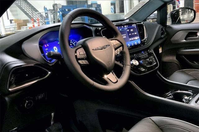 new 2025 Chrysler Pacifica Hybrid car, priced at $45,231