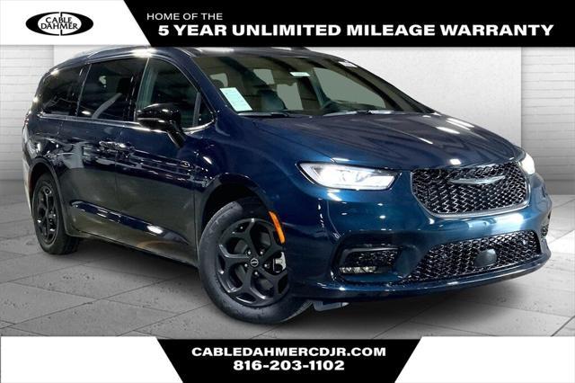 new 2025 Chrysler Pacifica Hybrid car, priced at $45,231
