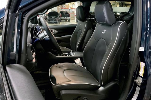new 2025 Chrysler Pacifica Hybrid car, priced at $45,231