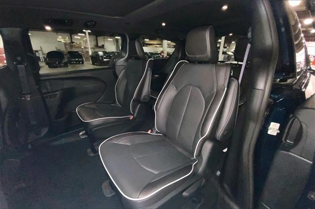 new 2025 Chrysler Pacifica Hybrid car, priced at $45,231