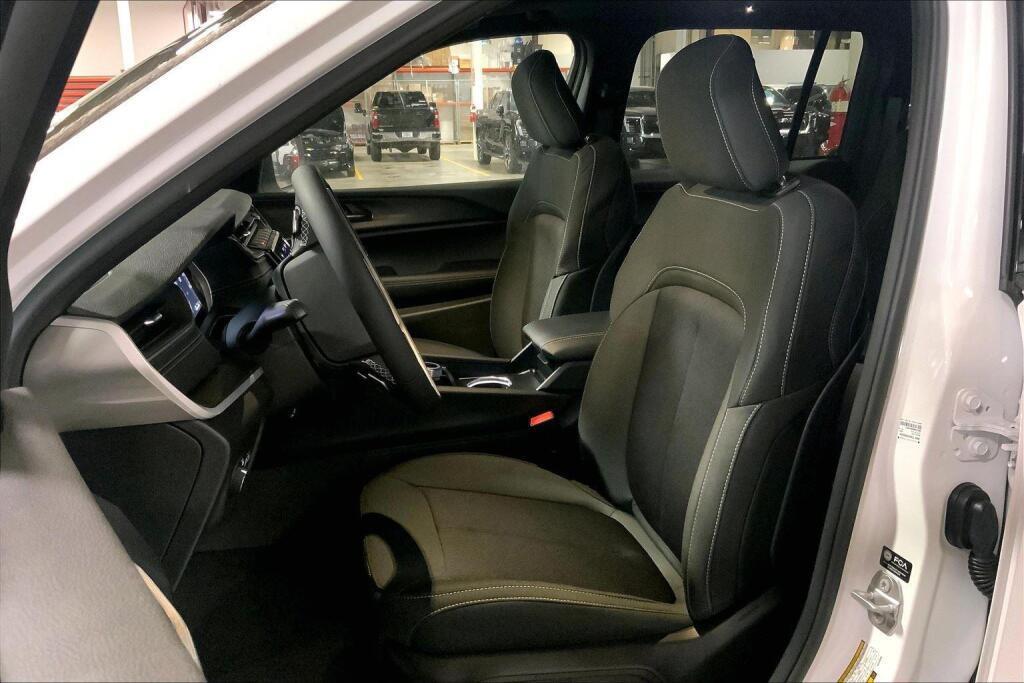 new 2025 Jeep Grand Cherokee car, priced at $43,331