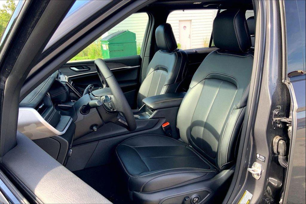 new 2025 Jeep Grand Cherokee car, priced at $45,929