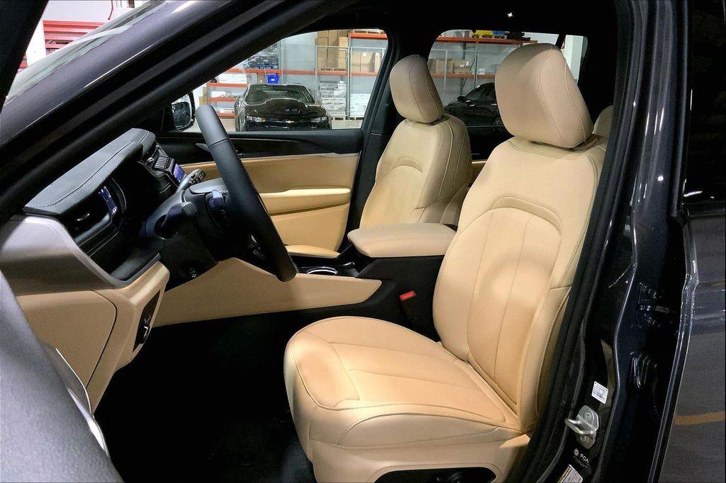 new 2025 Jeep Grand Cherokee car, priced at $45,929