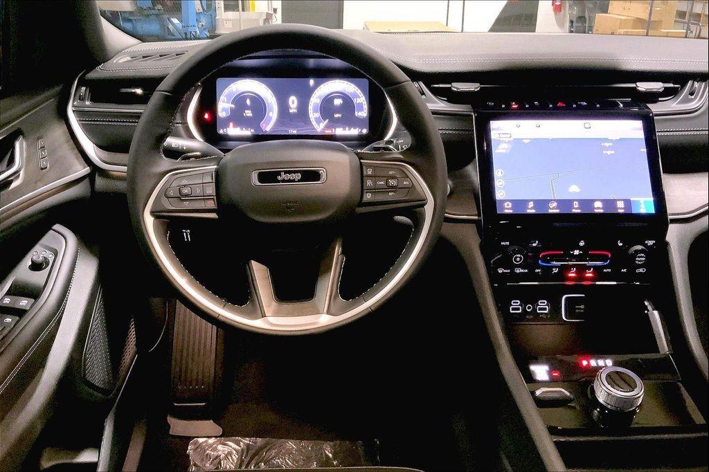 new 2025 Jeep Grand Cherokee car, priced at $43,574